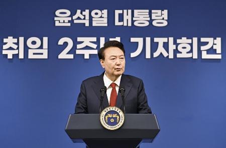 　５月、ソウルの韓国大統領府で記者会見する尹錫悦大統領（共同）
