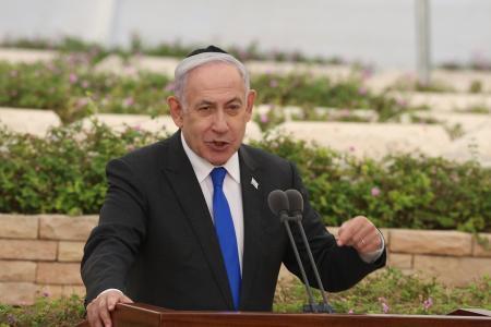 　１８日、イスラエル・テルアビブの墓地で演説するネタニヤフ首相（ＡＰ＝共同）