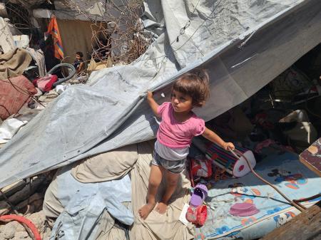 　イスラエル軍の攻撃で破壊された家と子ども＝２０日、パレスチナ自治区ガザ南部ハンユニス（ゲッティ＝共同）