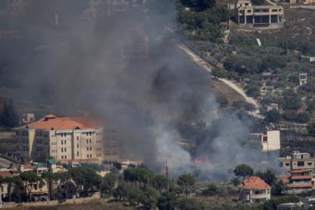 　ヒズボラに対するイスラエルからの攻撃で上がる煙＝２５日、レバノン南部（ゲッティ＝共同）