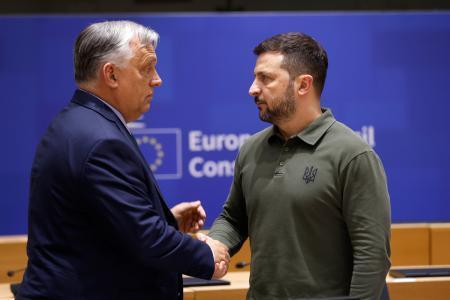 　ＥＵ首脳会議の会期中、ウクライナのゼレンスキー大統領（右）と話すハンガリーのオルバン首相＝６月２７日、ブリュッセル（ＡＰ＝共同）