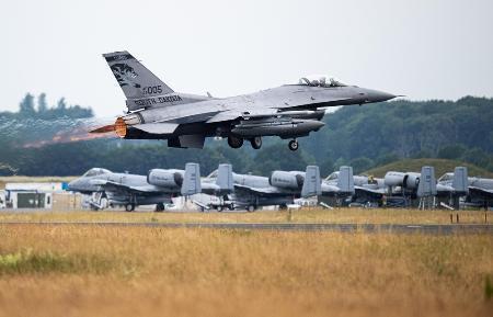 　ドイツ北部の飛行場を離陸する米軍のＦ１６戦闘機＝２０２３年６月（ゲッティ＝共同）