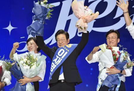 韓国野党代表に李在明氏を再選　尹大統領と対立、裁判リスクも