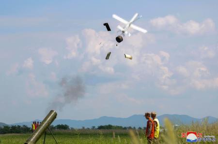 　北朝鮮国防科学院の無人機研究所が開発したドローンの性能試験＝２４日（配信元が画像の一部を加工しています、朝鮮中央通信＝共同）