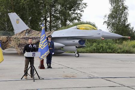 　ウクライナに到着したデンマーク供与のＦ１６戦闘機の前で演説するゼレンスキー大統領＝４日（共同）