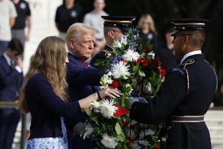 　献花式に参列したトランプ前大統領（左から２人目）＝８月２６日、バージニア州（ゲッティ＝共同）