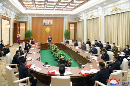 　１５日、平壌の万寿台議事堂で開かれた北朝鮮の最高人民会議の常任委員会総会（朝鮮中央通信＝共同）