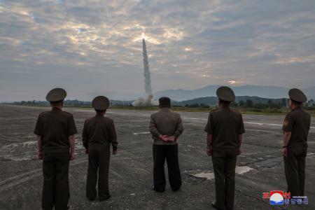 北朝鮮、超大型弾の発射実験　金氏が威力確認、３２０キロ飛行