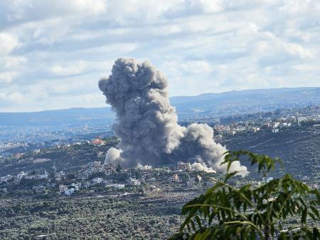 　イスラエル軍の空爆後、上空に立ち上る煙＝１９日、レバノン南部ティール（ゲッティ＝共同）