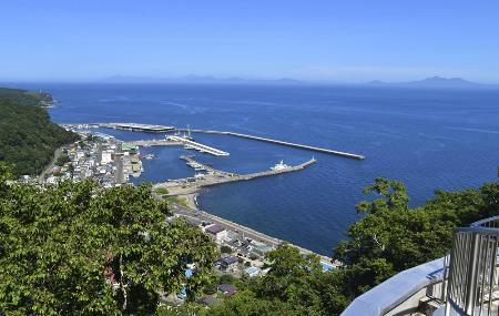 　北海道羅臼町から見た北方領土・国後島（奥）＝２０２１年７月