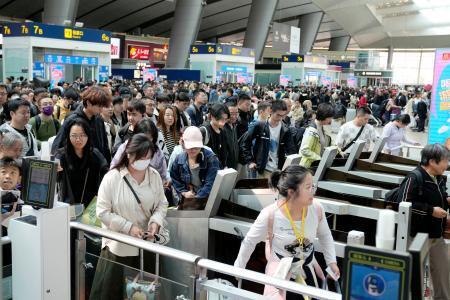 　国慶節に伴う大型連休中、大勢の旅行客で混み合う高速鉄道の駅＝１日、北京（共同）