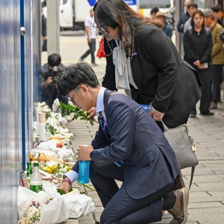 　２９日、ソウル・梨泰院の雑踏事故から２年となり、現場に花を手向ける人々（共同）