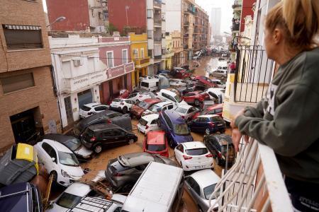 　３０日、スペイン東部バレンシアで、路上の被害状況を眺める女性（ＡＰ＝共同）