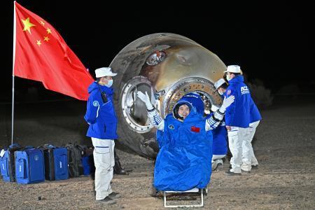 神舟１８号の飛行士３人帰還　中国宇宙ステーションから