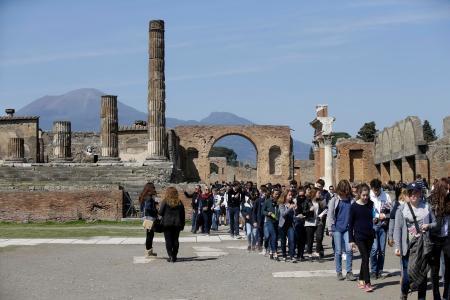 　イタリア南部のポンペイ遺跡周辺を歩く観光客＝２０１５年３月（ＡＰ＝共同）