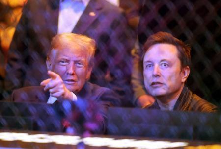 　米ニューヨークでトランプ次期大統領（左）と話すイーロン・マスク氏＝１６日（Ｂｒａｄ　Ｐｅｎｎｅｒ-Ｉｍａｇｎ　Ｉｍａｇｅｓ提供、ロイター＝共同）