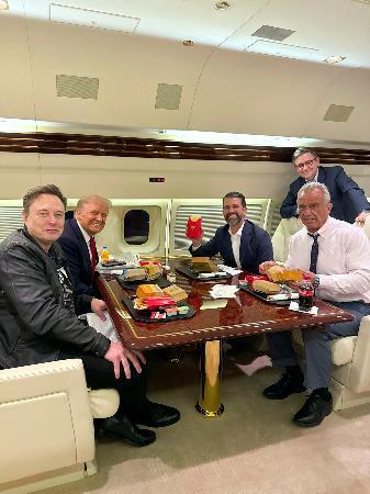 　マクドナルドの食事を取る（左から）イーロン・マスク氏、トランプ次期米大統領、同氏の長男ジュニア氏、ロバート・ケネディ・ジュニア氏ら（１７日投稿の長男ジュニア氏のＸから、共同）