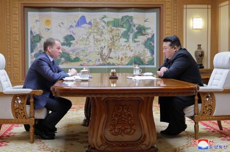 　ロシアのコズロフ天然資源環境相（左）と会談する北朝鮮の金正恩朝鮮労働党総書記＝１８日、平壌（朝鮮中央通信＝共同）