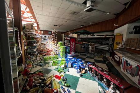 　５日、米カリフォルニア州の店舗で、地震により散乱した商品（Ｄｙｌａｎ　ＭｃＮｅｉｌｌ／Ｔｈｅ　Ｔｉｍｅｓ-Ｓｔａｎｄａｒｄ提供・ＡＰ＝共同）