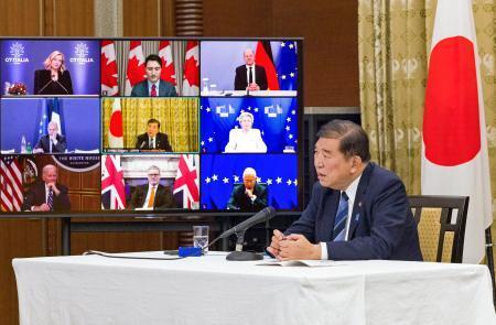 　Ｇ７首脳によるテレビ会議に出席した石破首相＝１４日未明、首相公邸（内閣広報室提供）