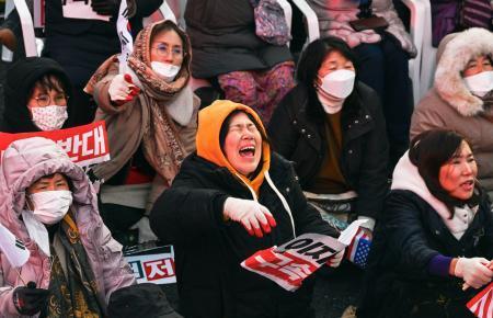 　韓国の尹錫悦大統領の弾劾訴追案可決を受け、悲しむ与党支持者ら＝１４日、ソウル（共同）