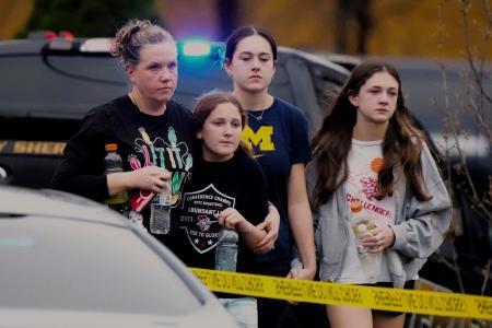 　学校で銃撃事件が発生した後、避難所を後にする家族＝１６日、米ウィスコンシン州マディソン（ＡＰ＝共同）