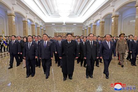 金正恩氏、太陽宮殿を訪問　金正日総書記の死去から１３年で