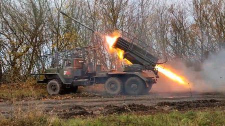 　ロシア西部クルスク州で、ウクライナ軍陣地に向けてロケット砲を発射するロシア軍＝３日（ロシア国防省提供・ＡＰ＝共同）