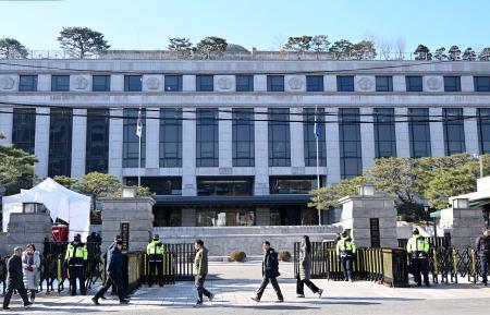 　韓国の尹錫悦大統領の弾劾審判を行う憲法裁判所＝２３日、ソウル（共同）