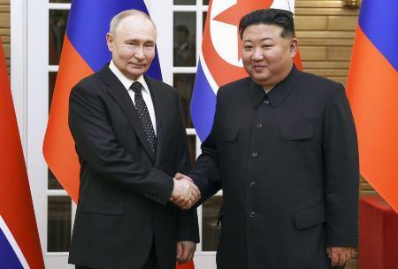 　ロシアのプーチン大統領（左）と北朝鮮の金正恩朝鮮労働党総書記＝６月、平壌（ＡＰ＝共同）