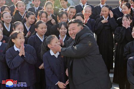 金正恩氏、朝鮮学校生徒と写真　「総連の担い手育成を」