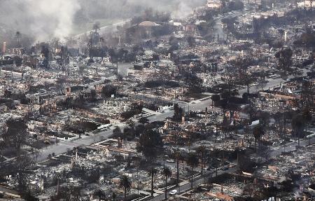 　９日、米ロサンゼルス西部パシフィックパリセーズで、山火事により破壊された家屋（ゲッティ＝共同）