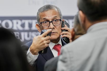 　１５日、ペルーの首都リマで、実刑判決を受けた後に携帯電話で話すウマラ元大統領（ＡＰ＝共同）