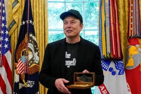 　３０日、米ホワイトハウスで、トランプ大統領から贈られた鍵を持つイーロン・マスク氏（ロイター＝共同）