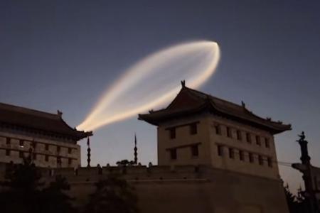 中国上空に巨大発光物　「ロケット軌跡」と報道
