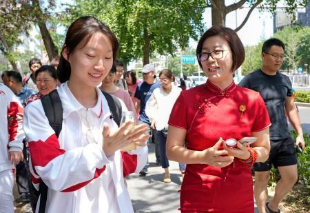 中国大学入試、競争過熱　ＡＩでカンニング防止