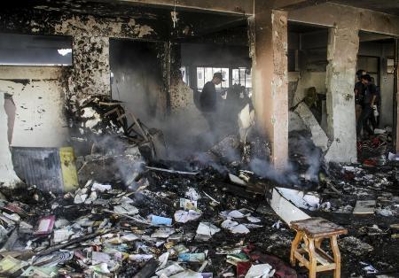 　昨年１１月、ガザ市でイスラエル軍の空爆を受けた避難所の学校（ゲッティ＝共同）