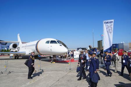 　パリ国際航空ショーで展示された機体＝１６日、パリ郊外（共同）