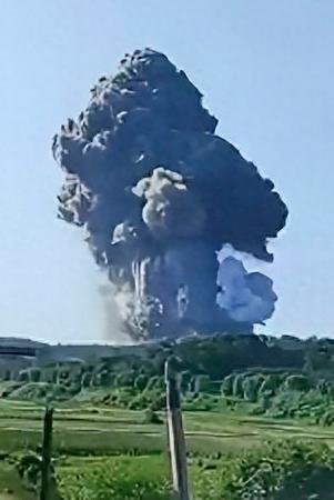 　１６日、爆発が発生した中国湖南省の花火製造工場から立ち上る黒煙として「微博（ウェイボ）」に投稿された画像（共同）