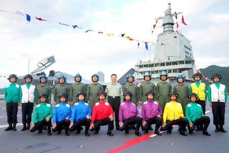 習近平主席、制服姿で隊員激励 新型空母甲板で「みな英雄だ」