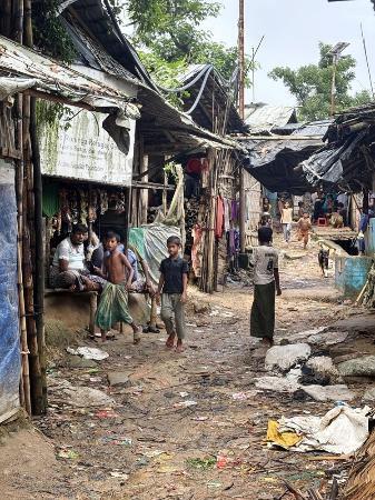 不法移民の船が転覆、多数不明　マレーシア沖、１００人乗りか