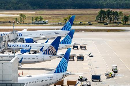 航空管制官に職場復帰要請　トランプ氏「減給」と脅し