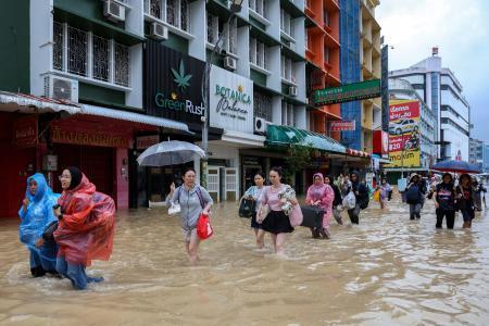 タイ南部洪水で１９人死亡　断続的豪雨、観光客孤立も