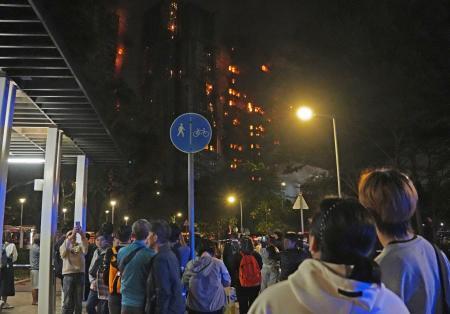 赤い炎、募る不安「家族どこ」　香港高層住宅火災、安否不明続く