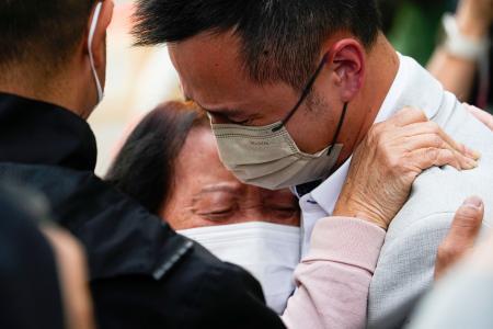 「生きていて」祈る住民、香港　煙と炎の高層住宅群