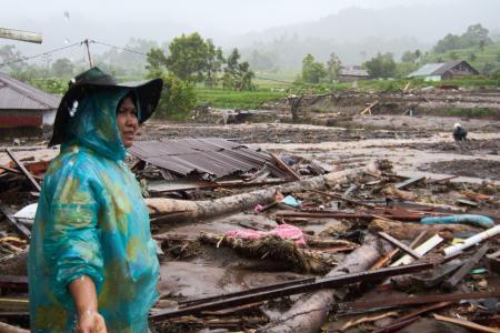 豪雨の死者４５人に　インドネシア、各地で洪水