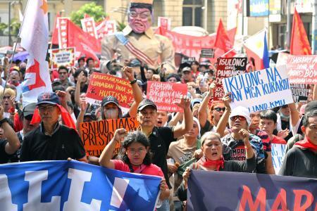 フィリピン汚職全容「説明しろ」　大統領府へ３千人がデモ行進