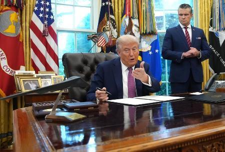 米大統領、国防長官を擁護 「麻薬運搬船」殺害命令巡り