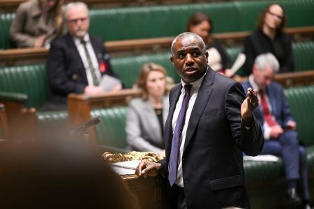 　２日、英ロンドンで、司法制度改革について発言するラミー副首相兼法相（英下院提供・ロイター＝共同）