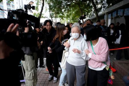 必需品取りに一時帰宅許可、香港　火災免れた１棟の住民